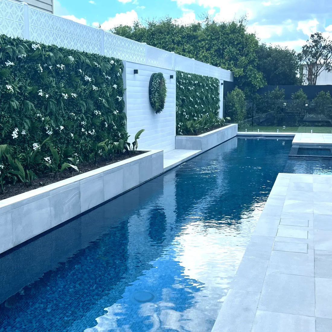 Luxury Snowy White Vertical Garden / Green Wall UV Resistant 100cm x 100cm